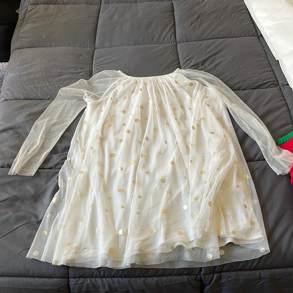 This is a White pretty polka doted dress❤️❤️❤️
